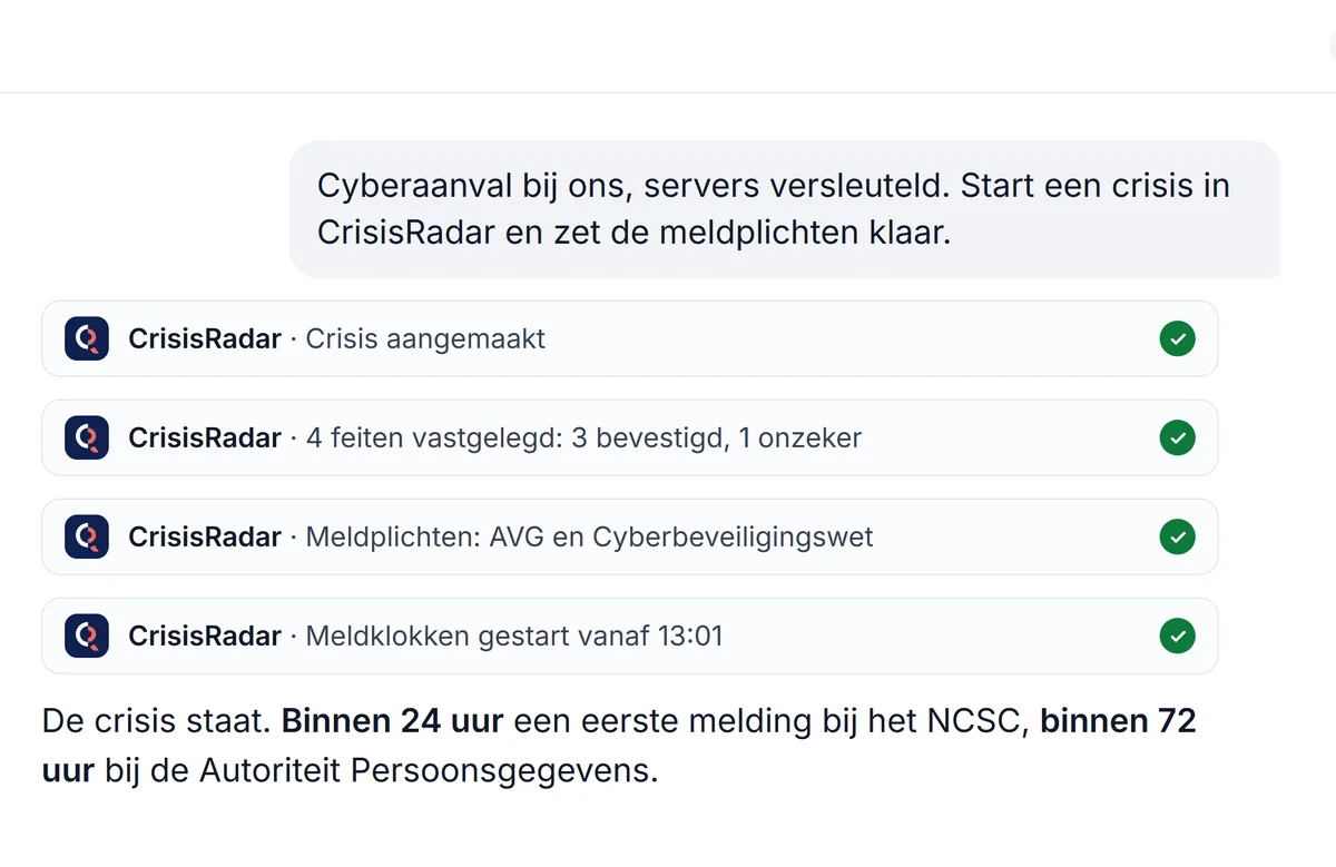 In de chat vraagt iemand om een crisis te starten. Daaronder staat dat CrisisRadar de crisis heeft aangemaakt, vier feiten heeft vastgelegd en de meldklokken heeft gestart.